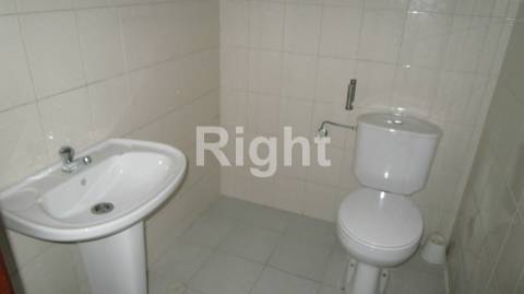 Escritório com 6 gabinetes em Linda-a-Velha