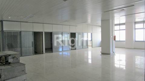 Escritório com 6 gabinetes em Linda-a-Velha