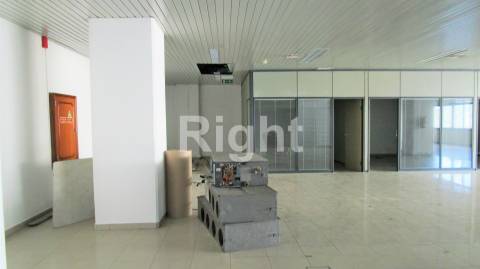 Escritório com 6 gabinetes em Linda-a-Velha