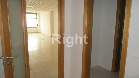 Escritório open space, em Linda-a-Velha