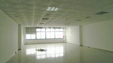 Escritório open space, em Linda-a-Velha