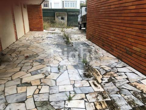 Moradia isolada para recuperar na Parede, Cascais