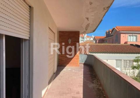 Moradia isolada para recuperar na Parede, Cascais