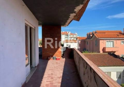 Moradia isolada para recuperar na Parede, Cascais