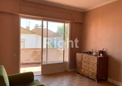 Moradia isolada para recuperar na Parede, Cascais