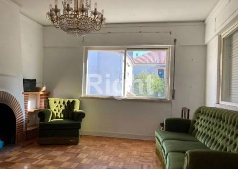 Moradia isolada para recuperar na Parede, Cascais