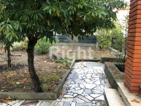 Moradia isolada para recuperar na Parede, Cascais