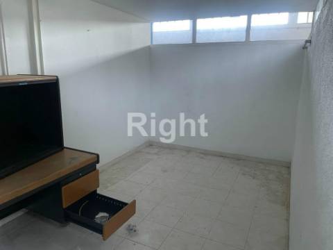 2 Armazéns no Cacém