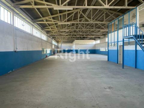 2 armazéns para arrendar no Cacém