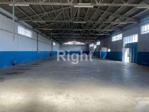 2 armazéns para arrendar no Cacém