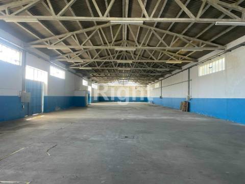 2 armazéns para arrendar no Cacém