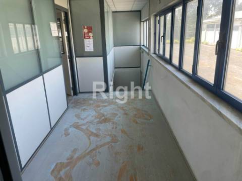 2 armazéns para arrendar no Cacém