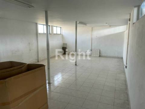 2 armazéns para arrendar no Cacém