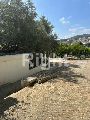 Moradia T3 com lote de 1.750m2 na zona nobre da Venda do Pinheiro