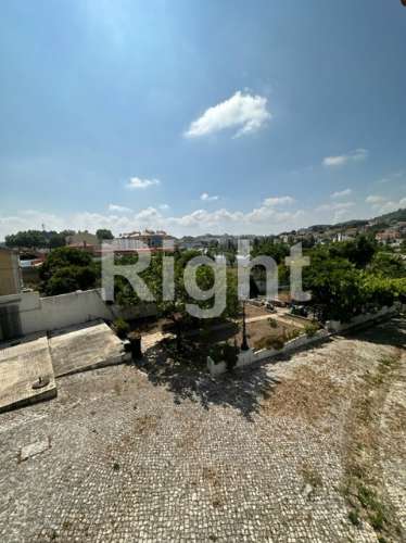 Moradia T3 com lote de 1.750m2 na zona nobre da Venda do Pinheiro