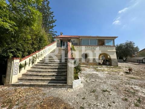 Moradia T3 com lote de 1.750m2 na zona nobre da Venda do Pinheiro