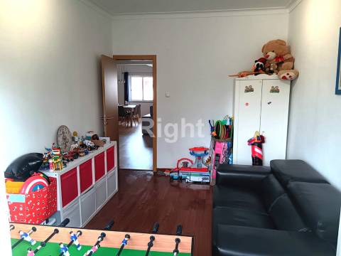 Apartamento T4 transformado em T3 remodelado no Feijó