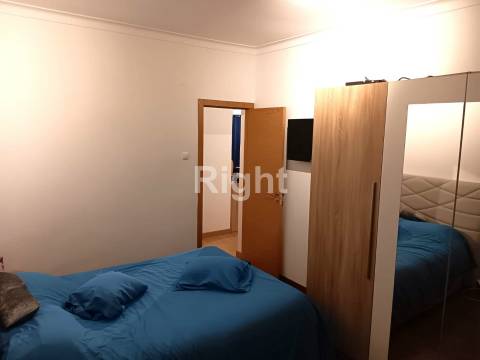 Apartamento T4 transformado em T3 remodelado no Feijó