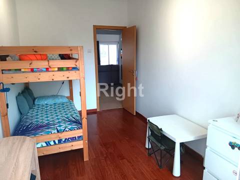 Apartamento T4 transformado em T3 remodelado no Feijó