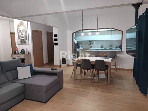 Apartamento T4 transformado em T3 remodelado no Feijó