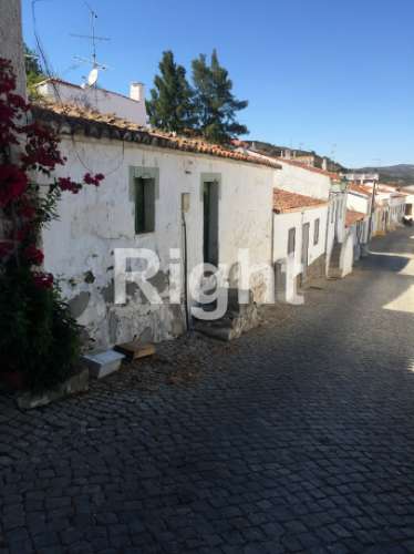 Moradia T2 para remodelação no centro de Alcoutim