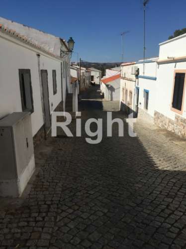 Moradia T2 para remodelação no centro de Alcoutim