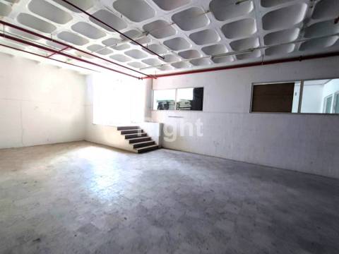 Edifício de armazéns no Prior Velho