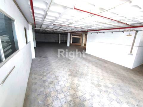 Edifício de armazéns no Prior Velho