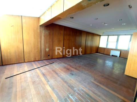 Edifício de armazéns no Prior Velho