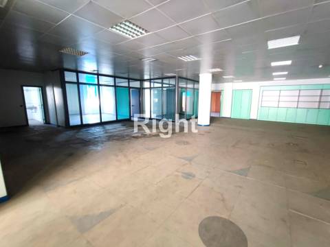 Edifício de armazéns no Prior Velho