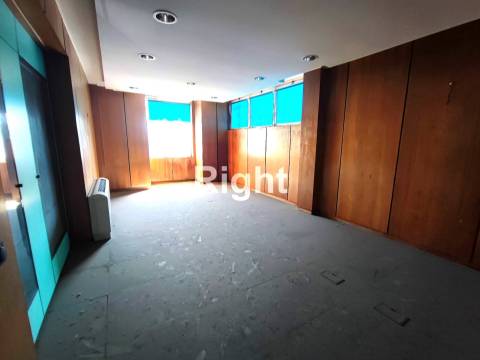 Edifício de armazéns no Prior Velho