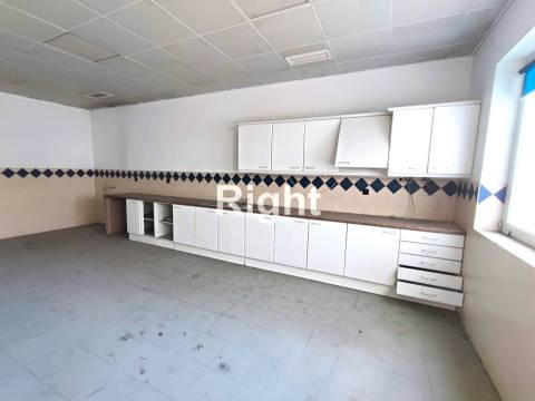 Edifício de armazéns no Prior Velho