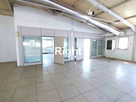 Edifício de armazéns no Prior Velho