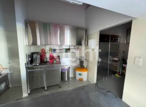 Armazém com logradouro no Prior Velho