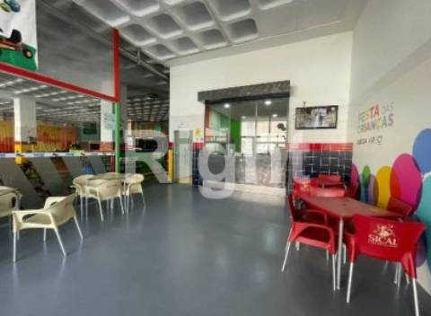 Armazém com logradouro no Prior Velho