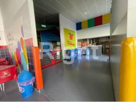 Armazém com logradouro no Prior Velho