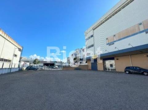 Armazém com logradouro no Prior Velho