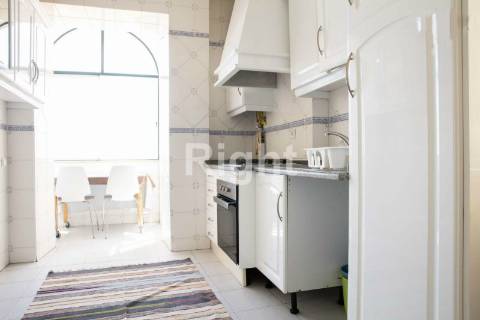 Apartamento T3 com vista rio, próximo do Panteão Nacional, Lisboa