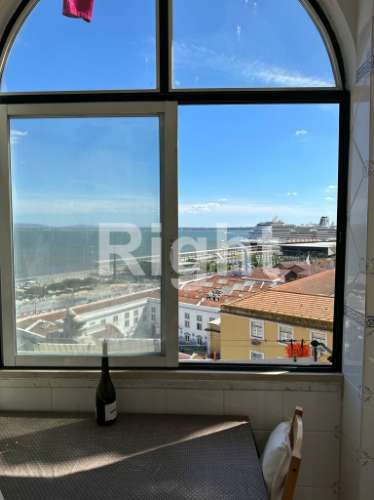 Apartamento T3 com vista rio, próximo do Panteão Nacional, Lisboa