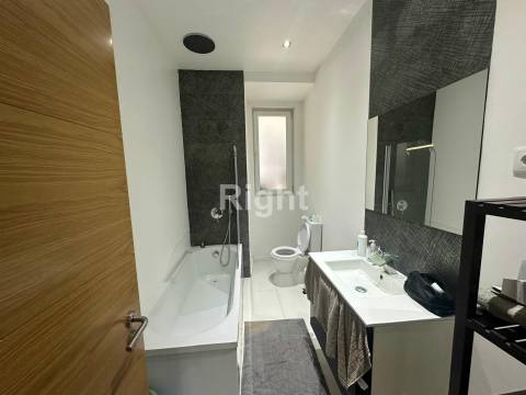 Apartamento T5 remodelado com terraço em Arroios