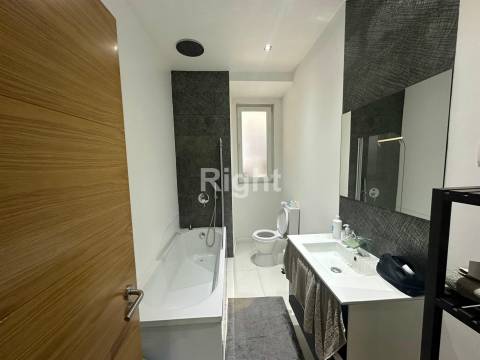 Apartamento T5 remodelado com terraço em Arroios