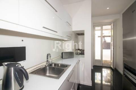 Apartamento T5 remodelado com terraço em Arroios