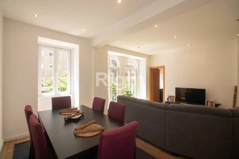 Apartamento T5 remodelado com terraço em Arroios