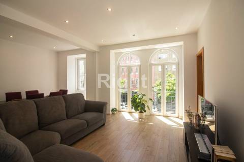 Apartamento T5 remodelado com terraço em Arroios