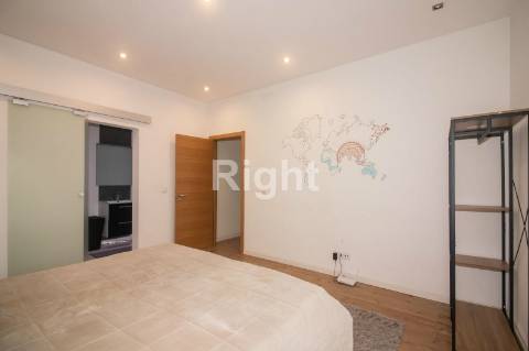 Apartamento T5 remodelado com terraço em Arroios