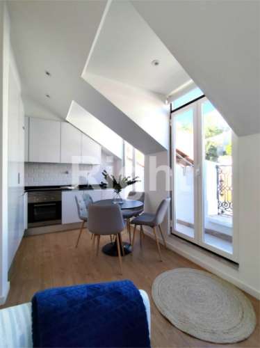 Apartamento T2 totalmente remodelado com varanda vista de Rio