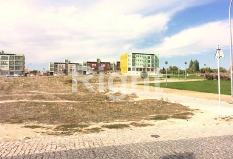 Lote de terreno com 329m2 em Camarate