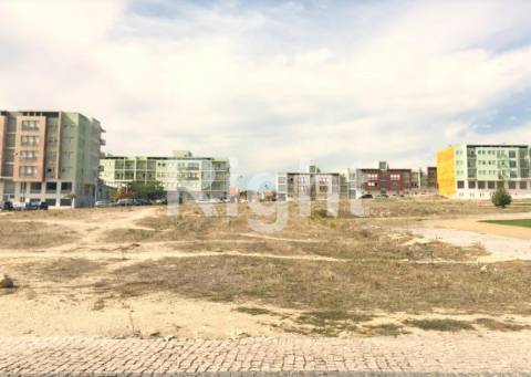 Lote de terreno com 329m2 em Camarate