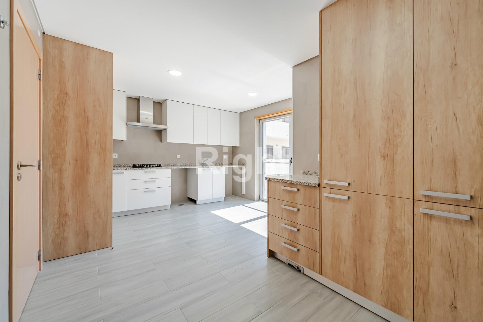 Apartamento T3 com garagem em empreendimento novo nas Laranjeiras