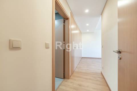 Apartamento T3 com garagem em empreendimento novo nas Laranjeiras